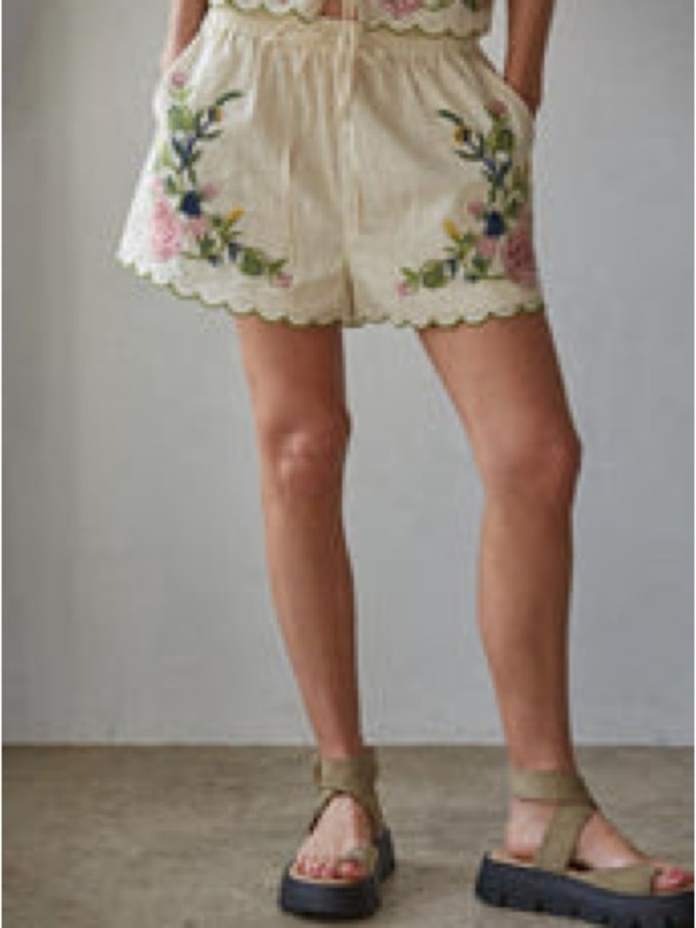 Artemisia Embroidered Scallop Shorts – Size Medium
